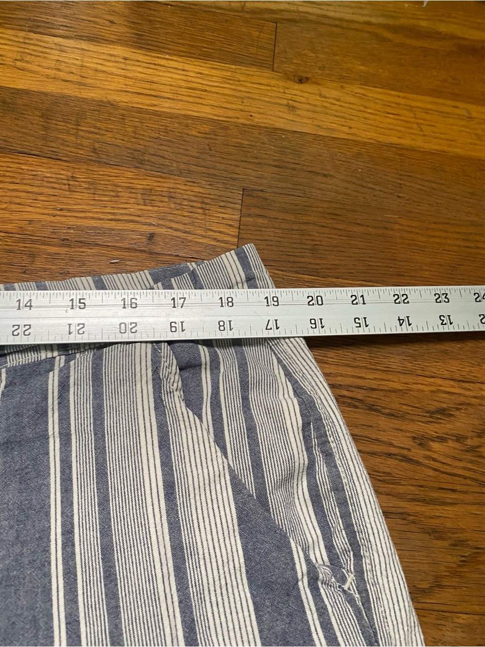Old Navy Blue & White Striped Cotton Cuffed Shorts Women’s Size 16 - Picture 6 of 8